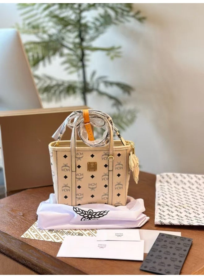 حقيبة توت صغيرة من جلد عاكس عالي الجودة مزينة بنقوش عتيقة من MCM